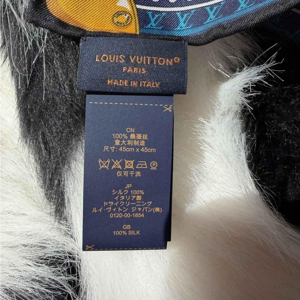 Authentic Louis Vuitton “Trunk In Love” Carré 45 silk scarf (M77556) - Picture 2 of 4